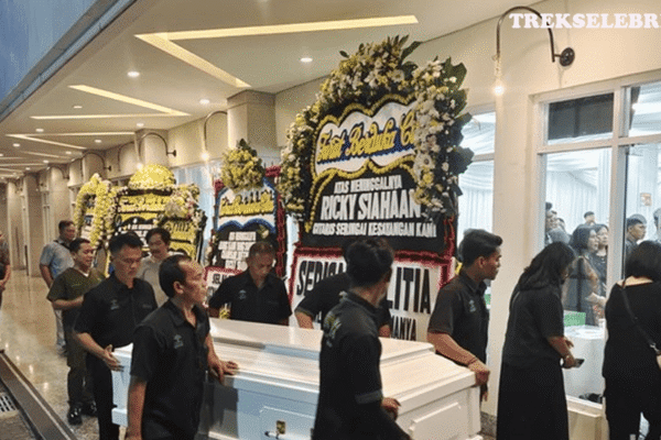 Jenazah Ricky Siahaan Tiba di Jakarta Diselimuti Suasana Haru