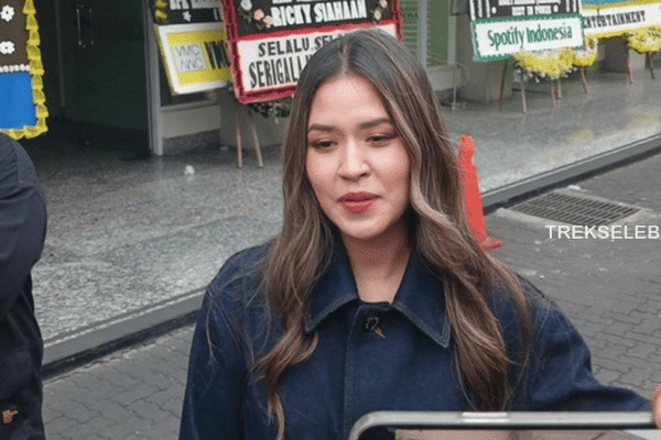 Raisa Ungkap Awal Mula Panggil Ricky Seringai “Papi” raisa